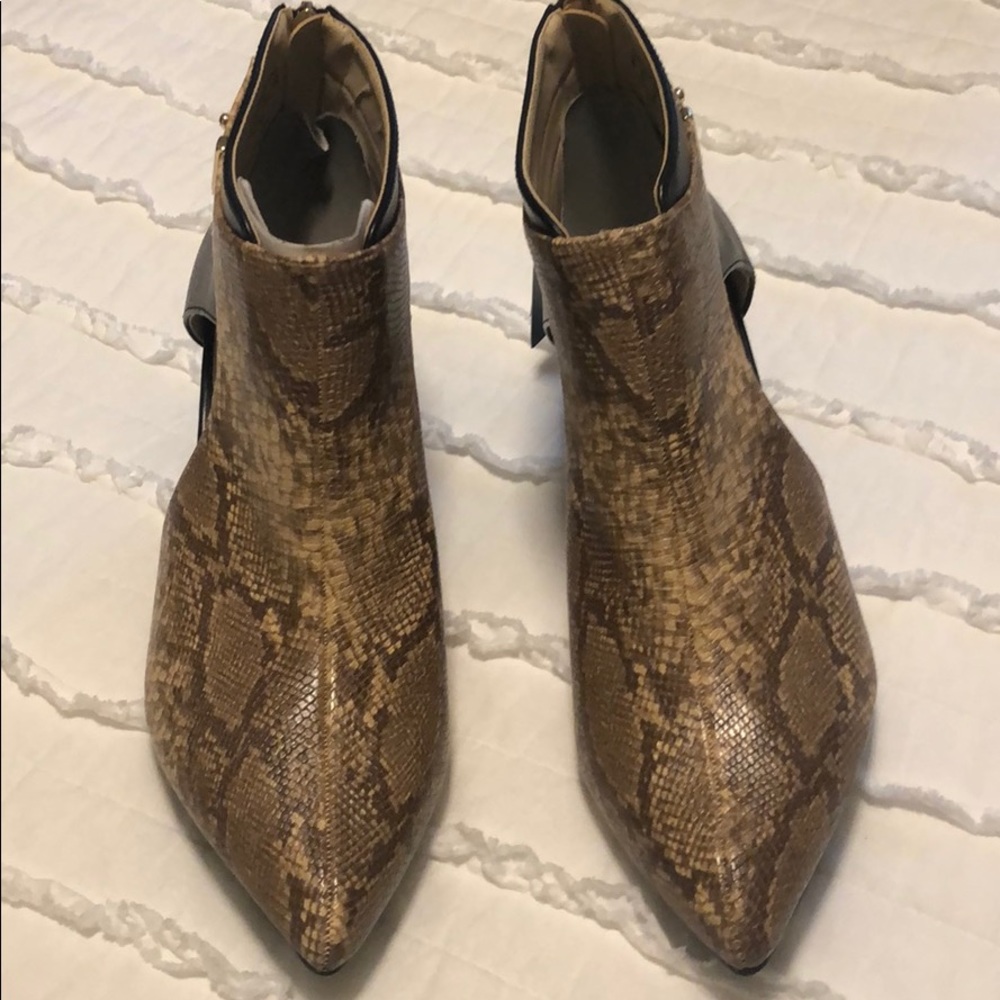 Jaclyn Smith Collection 🐍 Snake Skin Heels